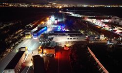 Dorsesi yola oturan gemi yüklü tır ulaşımı aksattı