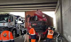 Kaza yapan tırın altında kalan sürücü hayatını kaybetti