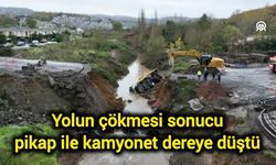 Yolun çökmesi sonucu pikap ile kamyonet dereye düştü