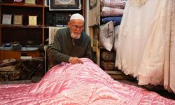 Şerafettin dede 72 yıldır iğnesini elinden bırakmıyor