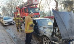 Seyir halindeki otomobil yandı