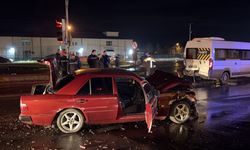 Otomobilin minibüse çarptığı kazada 2 kişi yaralandı