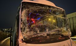Minibüsün tıra çarptığı kazada 6 kişi yaralandı