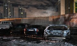 Sanayi sitesinde çıkan yangında 5 otomobil yandı