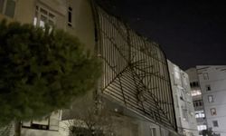 Kuvvetli Rüzgar ve Fırtına Çatıları Uçurdu