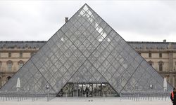 Fransa'da Louvre Müzesi'nin giriş ücretleri arttı