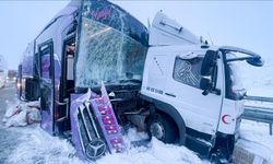 Yolcu otobüsünün kamyona çarptığı kazada 9 kişi yaralandı