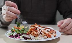 Pet şişeyi açamayan da çatalın tabakta çıkardığı sesten rahatsız olan da şikayet etti