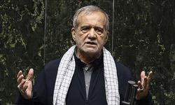 İran Cumhurbaşkanı’ndan, sözünü kesen dinleyiciye Türkçe uyarı