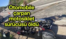 Otomobile çarpan motosiklet sürücüsü öldü