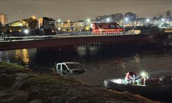 Kaza yapan zabıta aracı denize düştü