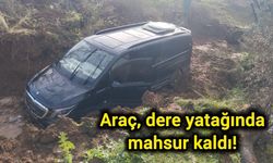 Araç, dere yatağında mahsur kaldı!