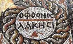 3 bin yıllık antik kentte "kıskanan çatlasın" yazılı mozaik bulundu