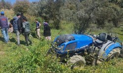 Devrilen traktörün sürücüsü öldü
