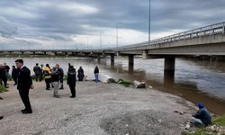 Aracıyla akıntıya kapılan kişi için arama başlatıldı (Video)