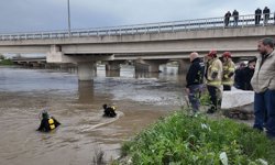 Aracıyla akıntıya kapılan sürücünün cesedine ulaşıldı (Video)