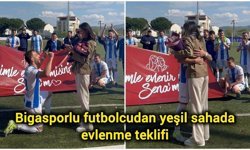 Bigasporlu futbolcudan yeşil sahada evlenme teklifi