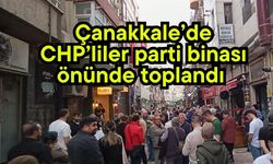 Çanakkale’de CHP’liler parti binası önünde toplandı