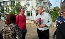 Vatandaşlar Başkan Elbi'yi, Çiçeklerle Karşıladı
