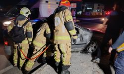 Kaldırıma çarpan otomobildeki 1 kişi öldü, 1 kişi yaralandı