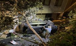 Apartman boşluğuna devrilen otomobildeki 2 kişi yaralandı