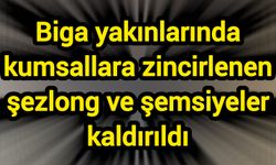 Biga yakınlarında kumsallara zincirlenen şezlong ve şemsiyeler kaldırıldı