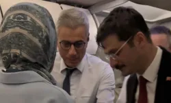 Uçakta rahatsızlanan yolcuya ilk müdahaleyi Bakan Memişoğlu yaptı