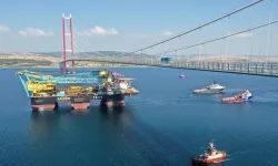 Dev vinç gemisi Çanakkale Boğazı'ndan geçiyor