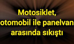 Motosiklet, otomobil ile panelvan arasında sıkıştı