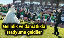 Gelinlik ve damatlıkla stadyuma geldiler