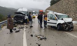 Minibüsle hafif ticari aracın çarpıştığı kazada 1 kişi öldü