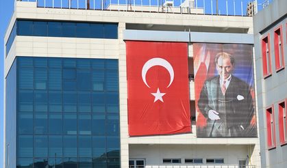 Kamu binalarına 'Terörsüz Türkiye'ye destek için Türk bayrağı asıldı