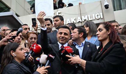 CHP İstanbul İl Kongresi'nde yeniden il başkanı seçilen Özgür Çelik mazbatasını aldı