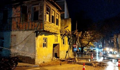 Çanakkale'de bina çöktü