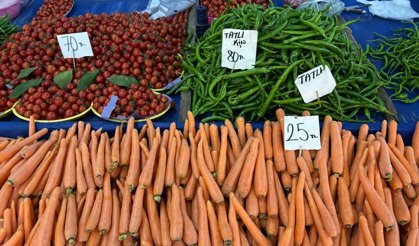 Biga’da yılın son pazarı kuruldu: İşte 2025’in son etiketleri