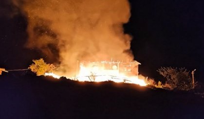 Çıkan ev yangınında 1 kişi dumandan etkilendi