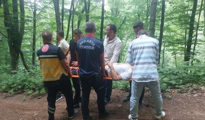 Ormanlık alanda kayaların üzerine düşen motosiklet sürücüsü yaralandı