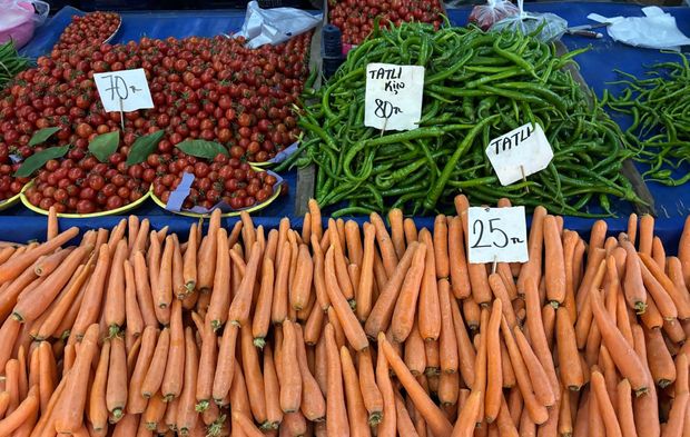 Biga’da yılın son pazarı kuruldu: İşte 2025’in son etiketleri