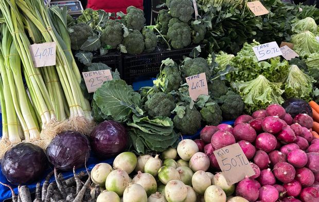 İlk Sahur Öncesi Biga Çarşamba Pazarı’nda Hareketlilik