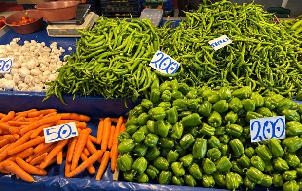 Biga pazarda çeşit bol, cüzdan boş