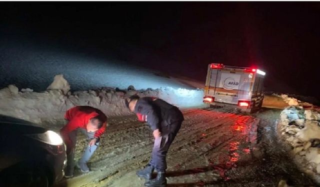  Kar nedeniyle yolda mahsur kalan sürücü kurtarıldı