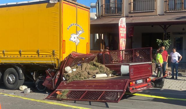 Çanakkale'de otomobile ve park halindeki tıra çarpan kamyonetteki 2 kişi öldü