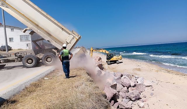 Çanakkale Biga’nın köy yolu dalgalara karşı güçlendiriliyor