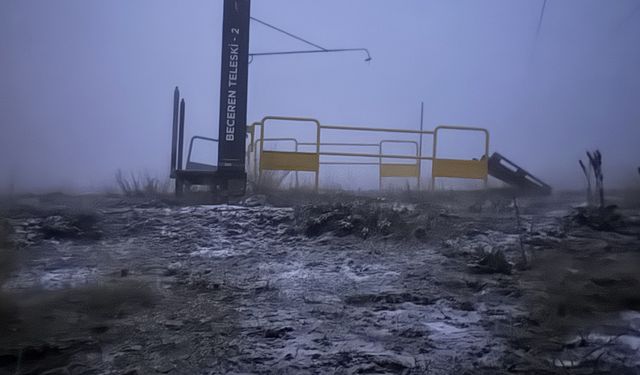 Uludağ'da mevsimin ilk kar yağışı etkili oluyor