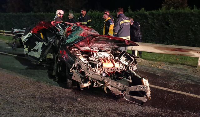 Aydınlatma direğine çarpan otomobildeki 1 kişi öldü, 1 kişi yaralandı