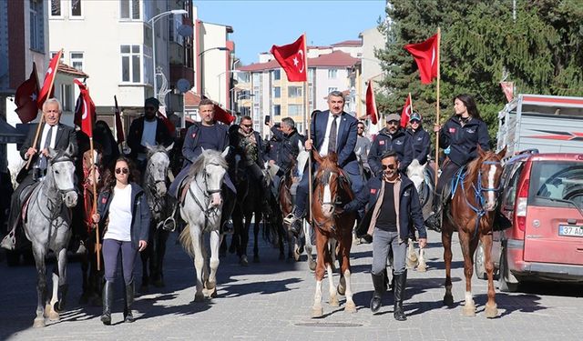 İstiklal Yolu'nu at sırtında geçtiler