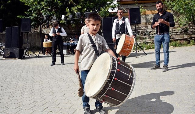 Köyünün Düğünlerine Neşe Katan Küçük Davulcu