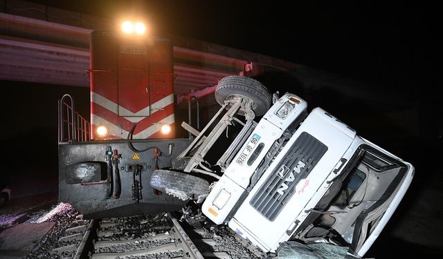 Edirne'de akıl almaz tren kazası (videolu)