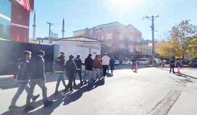 Balıkesir'de 23 düzensiz göçmen ile 2 insan kaçakçılığı şüphelisi yakalandı