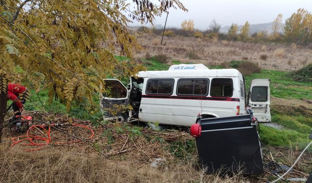 Zincirleme trafik kazasında minibüste sıkışan yaralı sürücü kurtarıldı